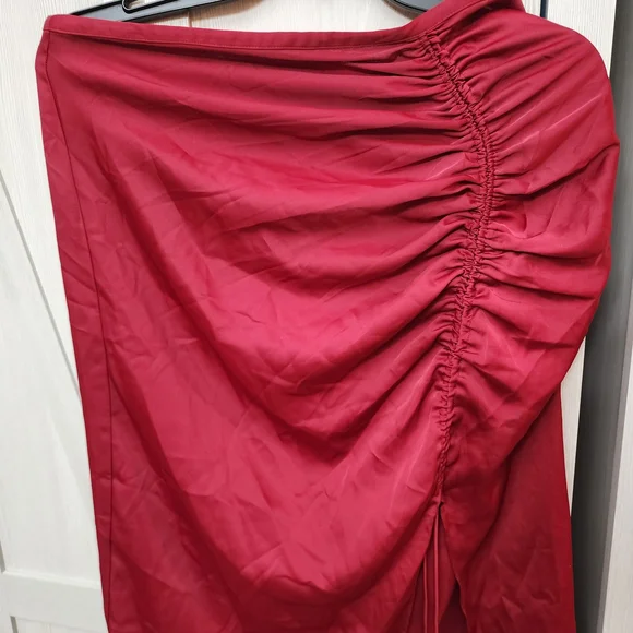 Elegant Red Ruched Skirt - Picture 4 of 10